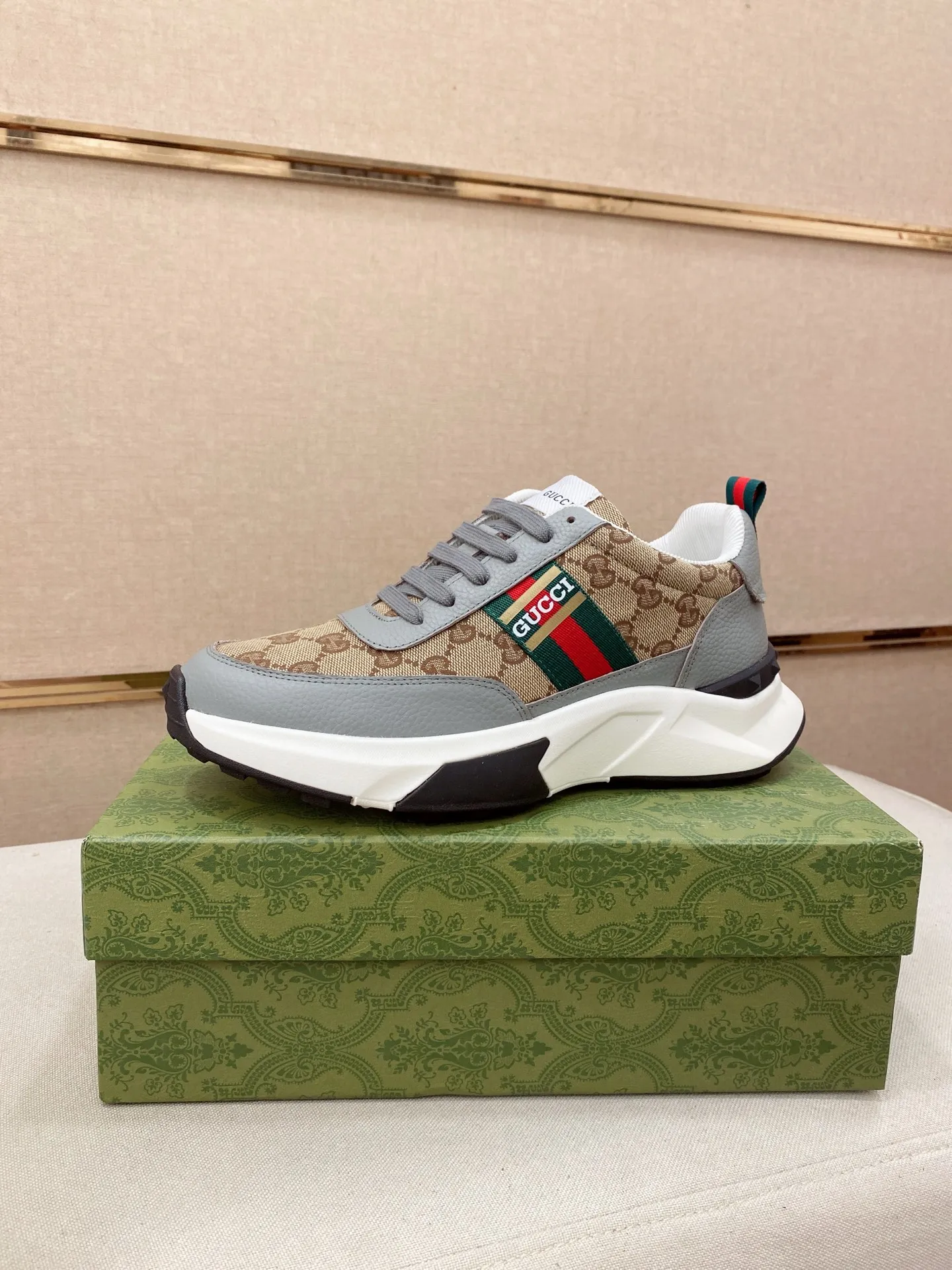 Men's men's shoes💰 462💰🇮🇹🇮🇹GUCCI🔍🔍new models are on sale at the same time at the counter. The uppers🇮🇹 are made of top-grain cowhide imported from Italy. Fully imported genuine leather lining 💪💪, completely 1⃣️ to 1⃣️ replica 🇮🇹💪💪, ⚠ sole: original sole provided by the original factory, exclusive movable molded sole super comfortable, ⚠ original factory follow-up, 🔍🔍 high quality, you can go in and out of the counter at will, welcome to compare⚠. Code number:38-44